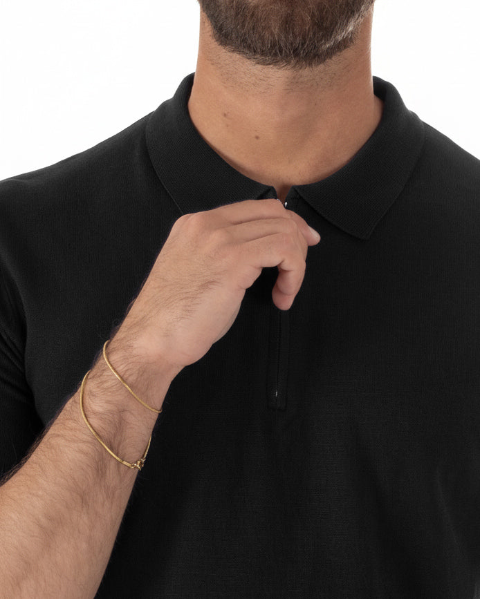 Dettaglio chiusura zip colletto polo nero filo maglia sottogiacca uomo