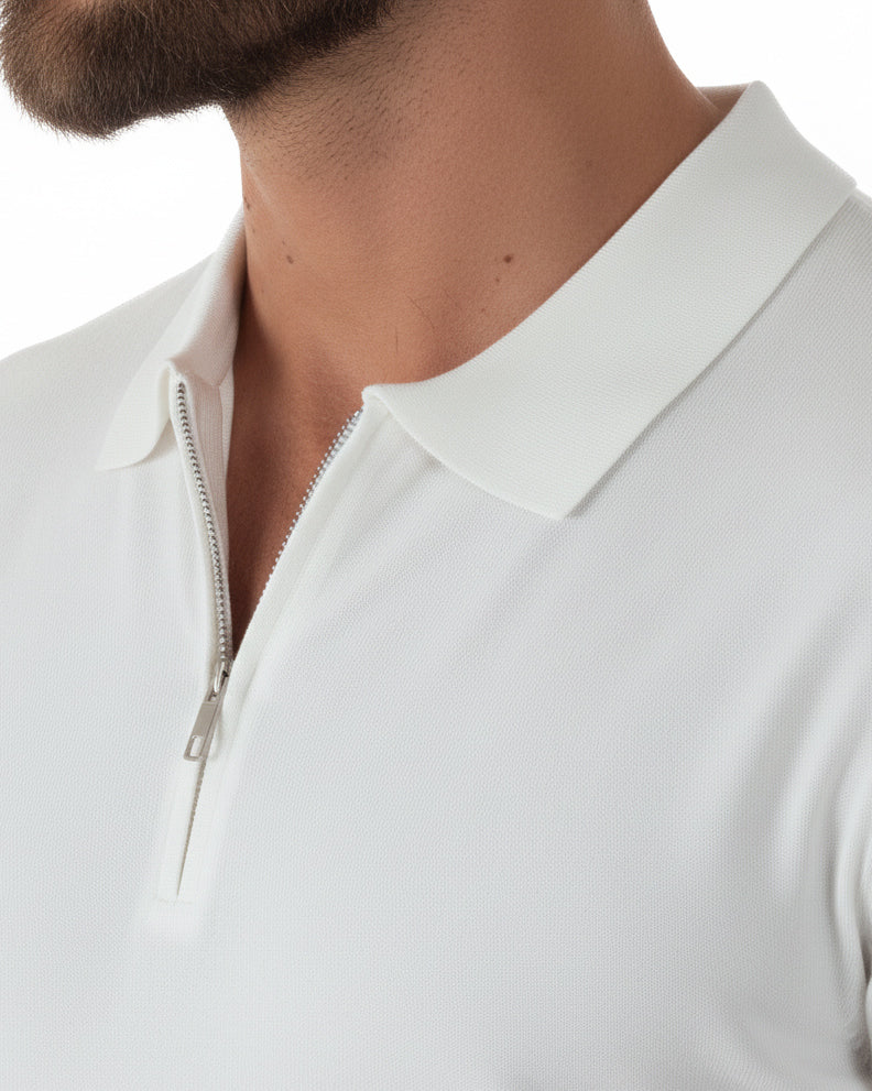 Dettaglio chiusura zip colletto polo bianco filo maglia sottogiacca uomo