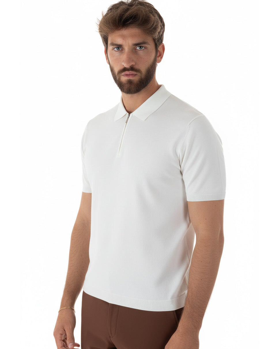 Vista frontale polo bianco filo maglia colletto zip leggera uomo