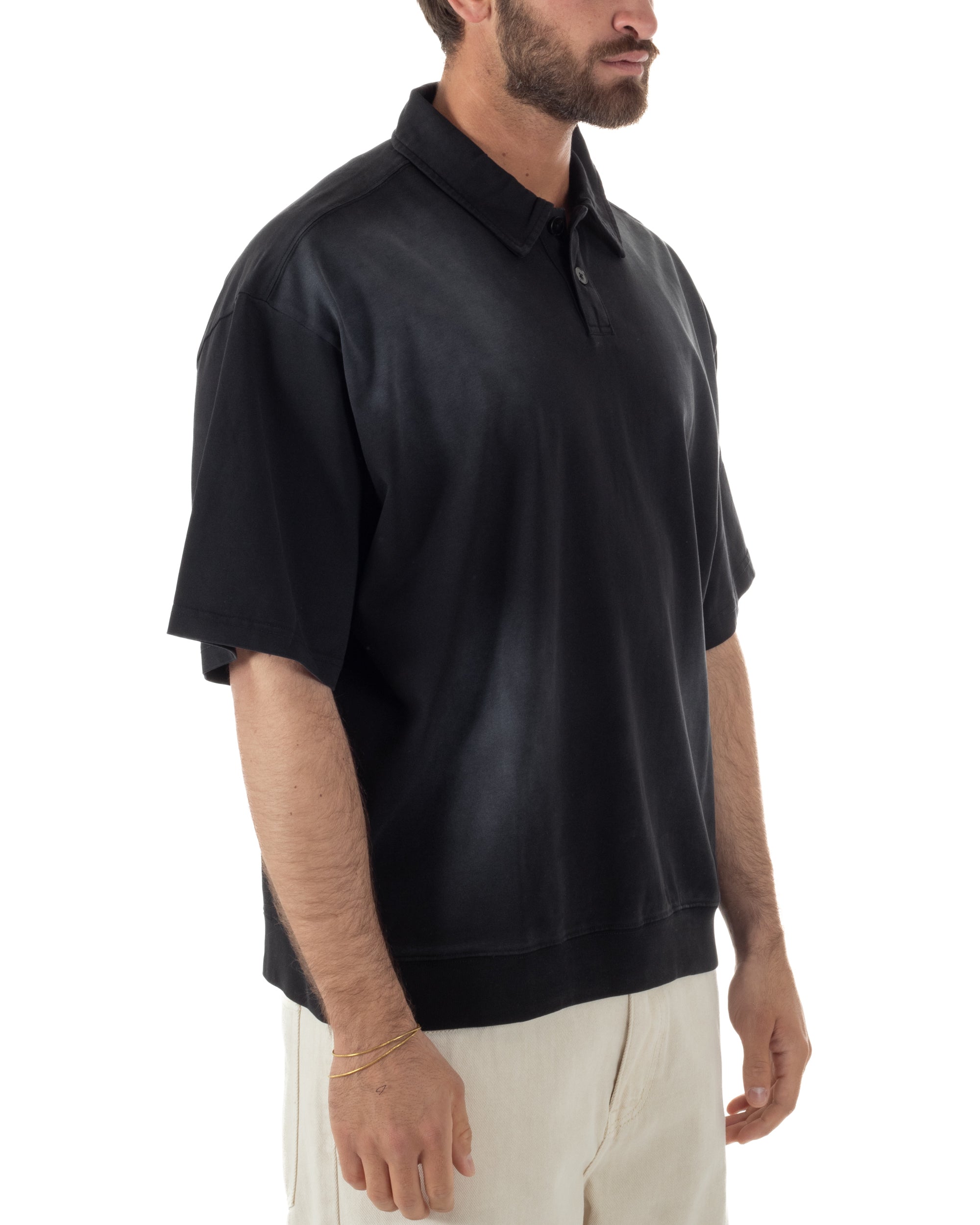 Vista laterale polo uomo nero oversize washed spalle dropped maniche corte