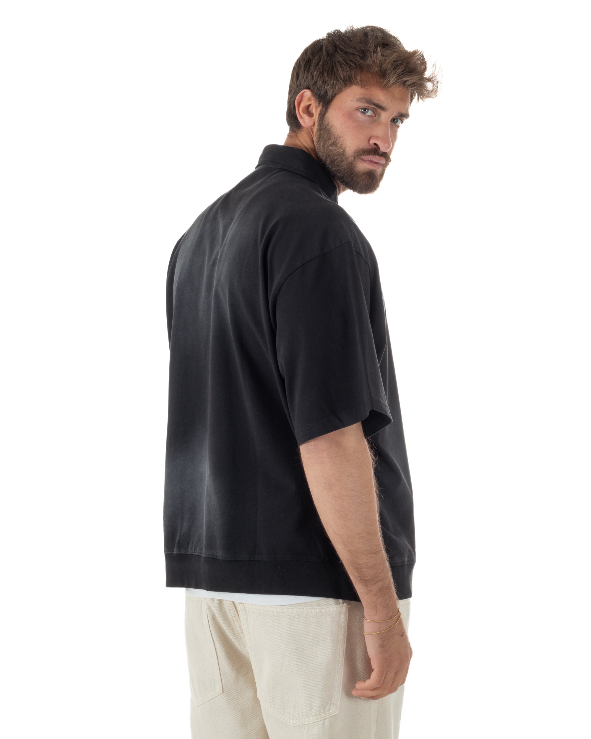 Vista posteriore polo uomo nero oversize washed spalle dropped cotone