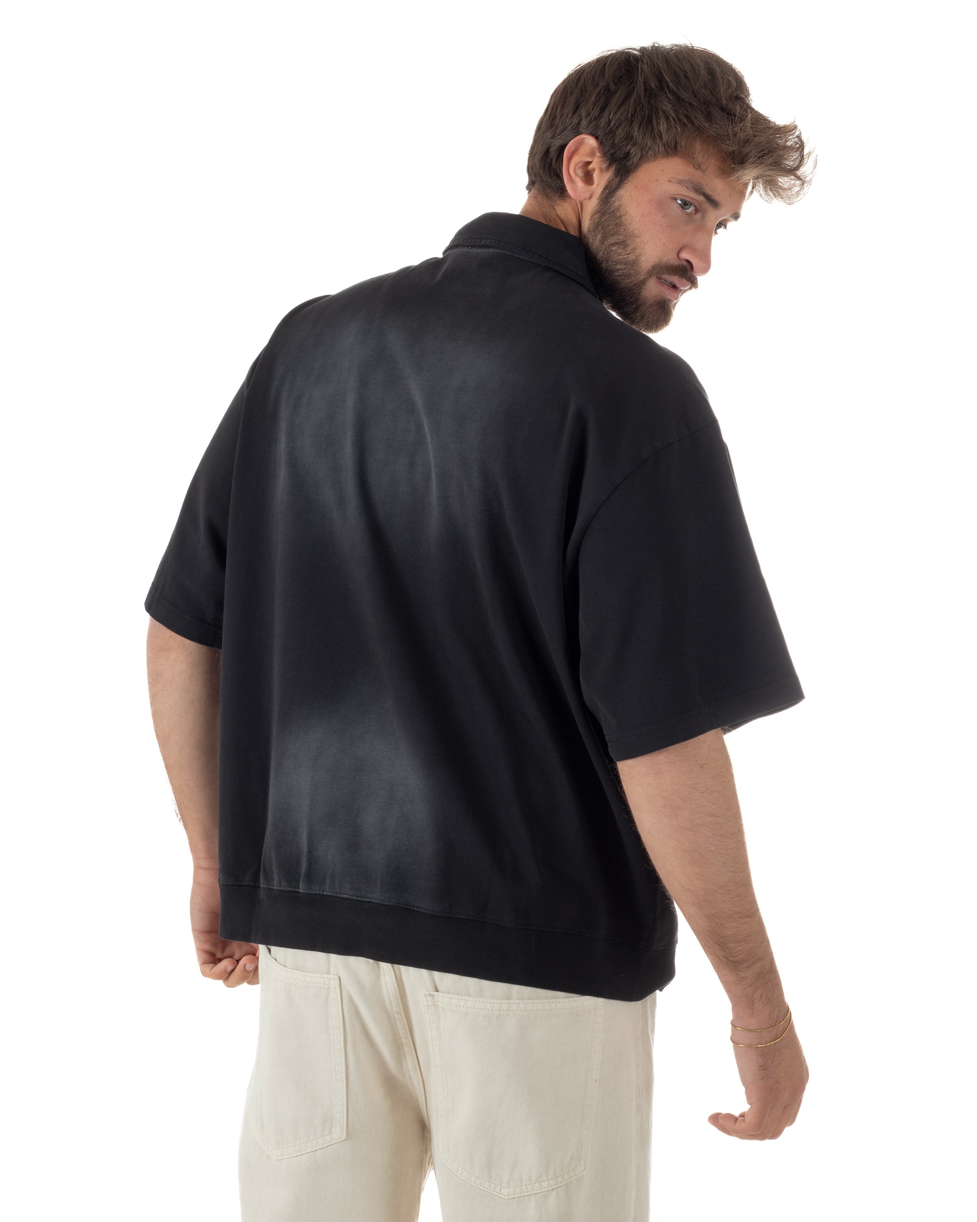 Dettaglio fondo a costina elasticizzata polo nero oversize washed uomo
