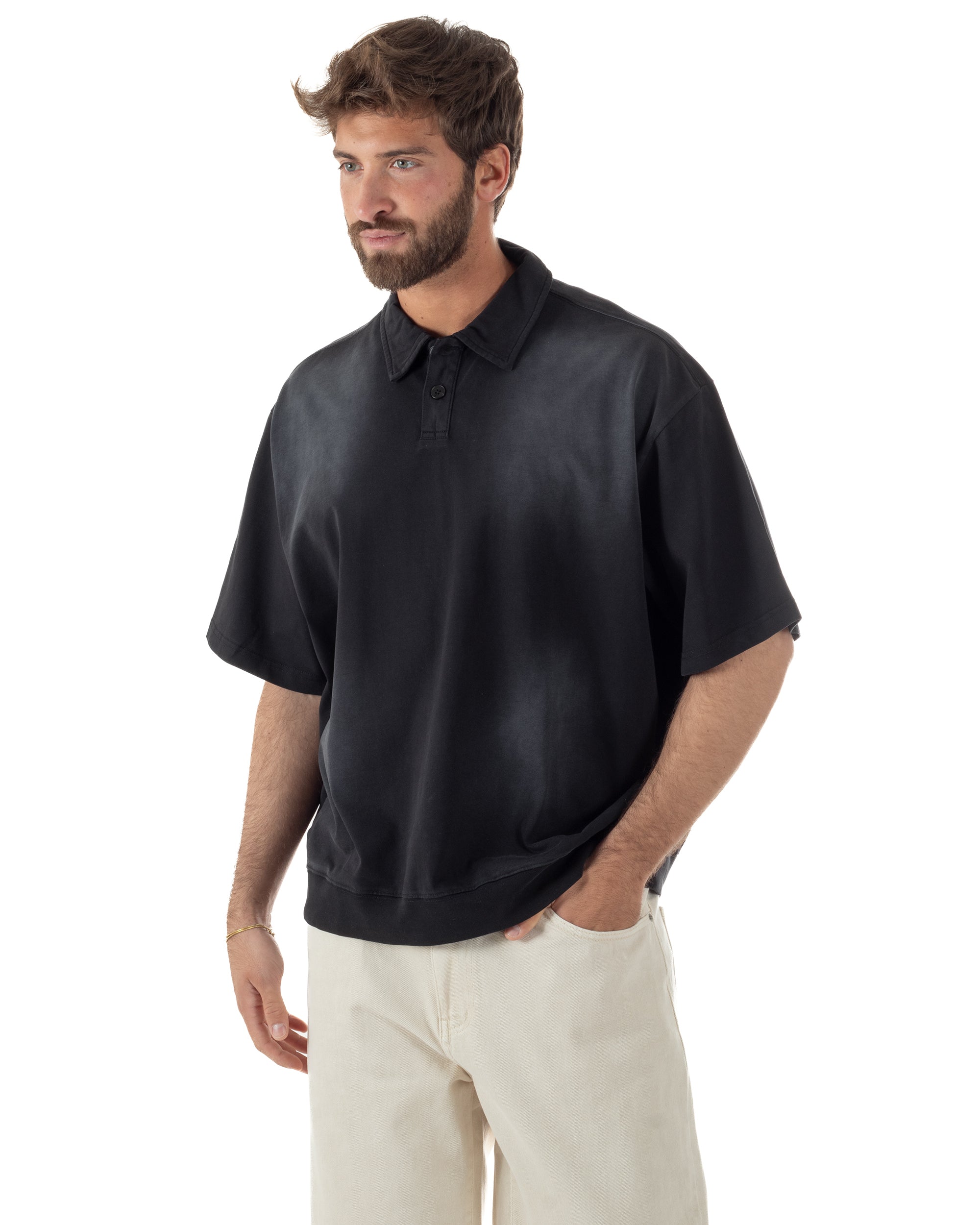 Vista frontale polo nero oversize washed colletto 2 bottoni fondo costina