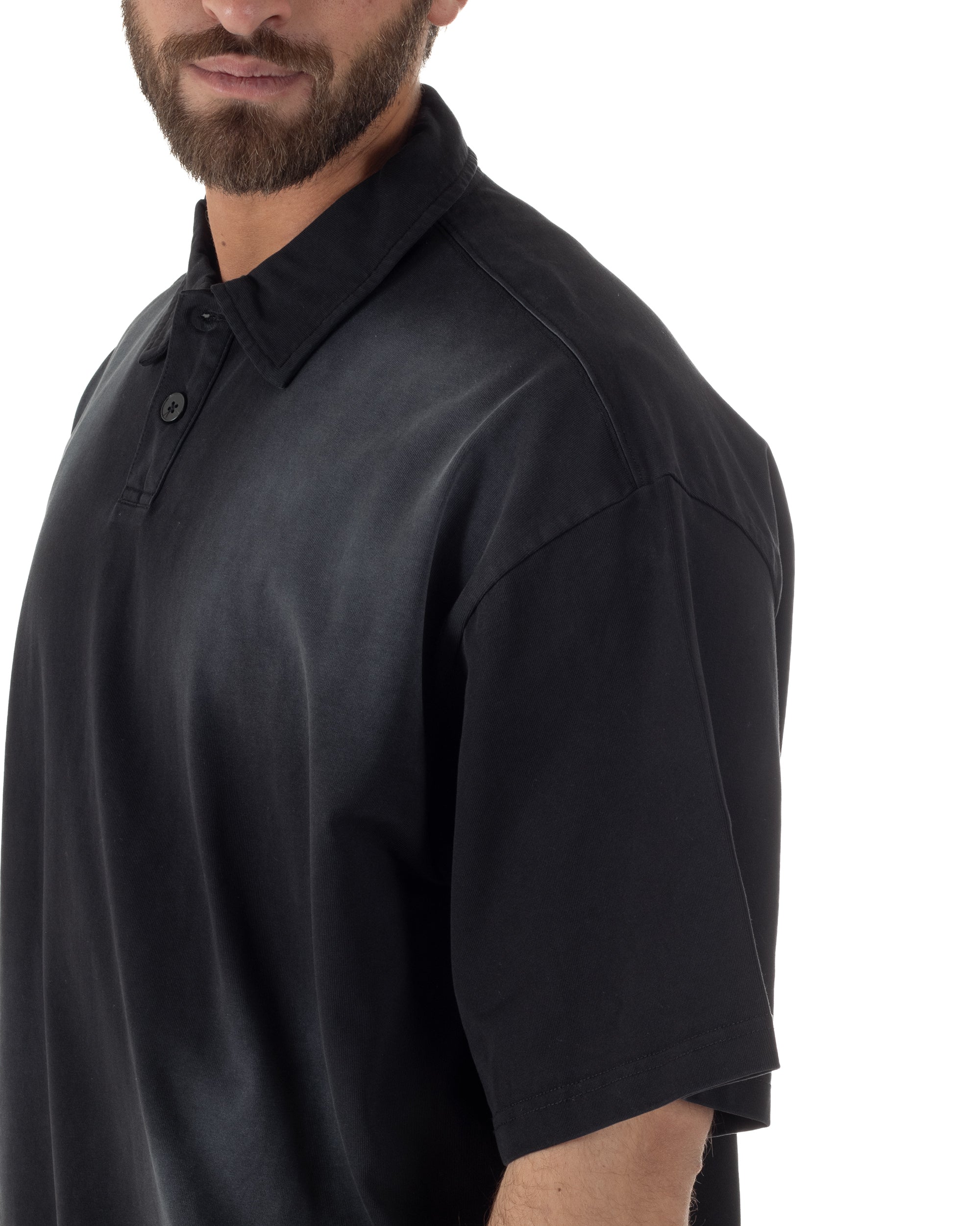 Dettaglio texture cotone effetto washed vintage polo nero oversize uomo