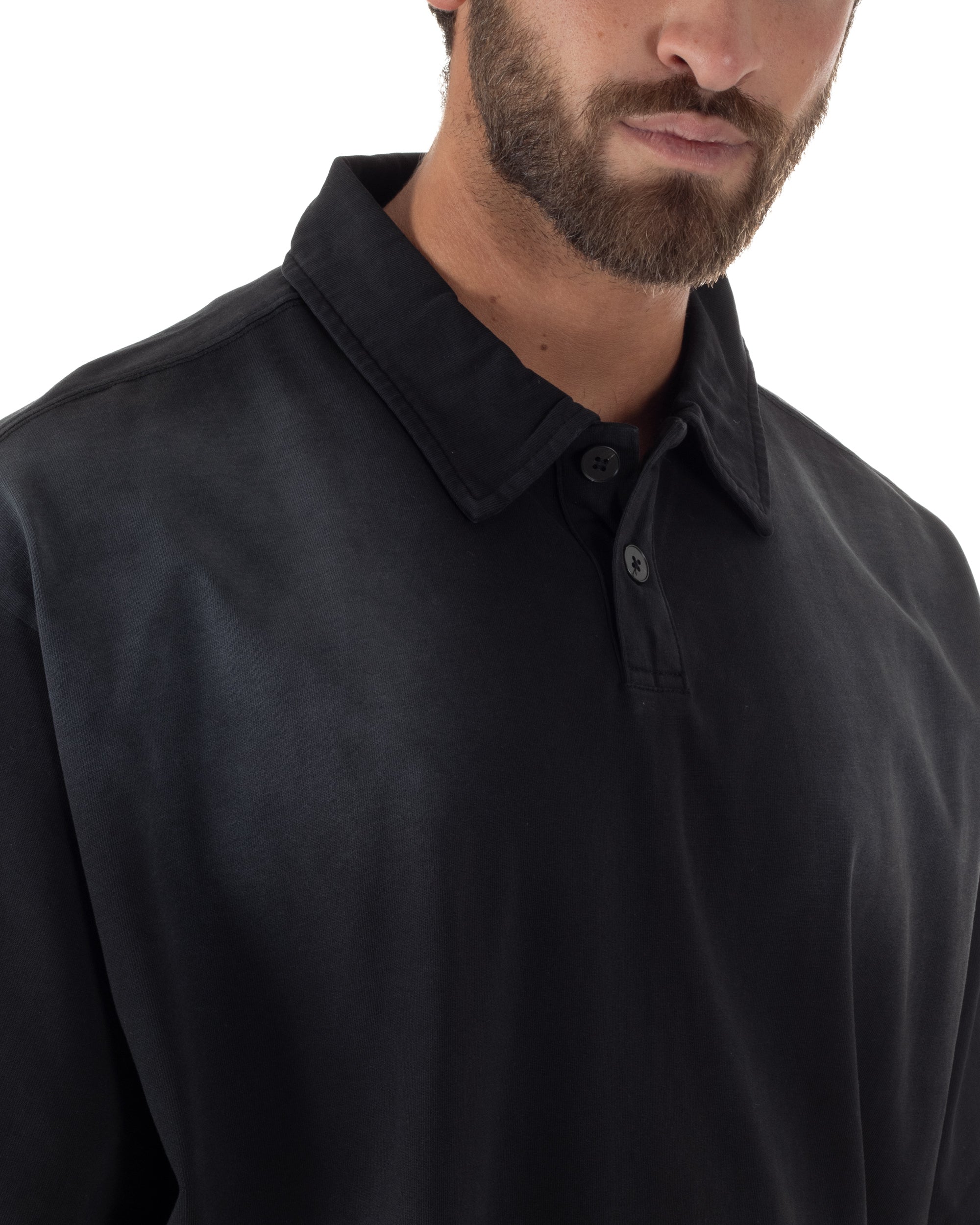 Dettaglio colletto classico placchetta 2 bottoni polo nero washed oversize