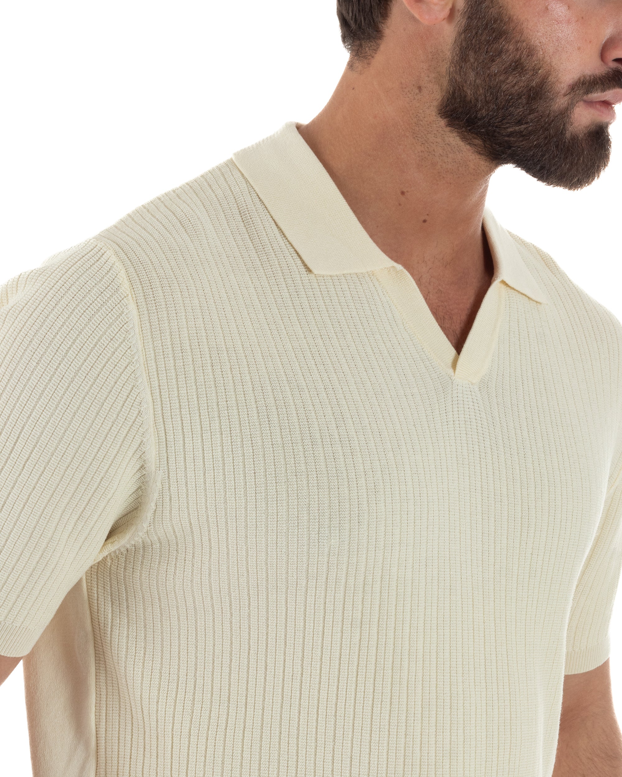 Dettaglio colletto aperto scollo v polo panna maglia costine filo uomo