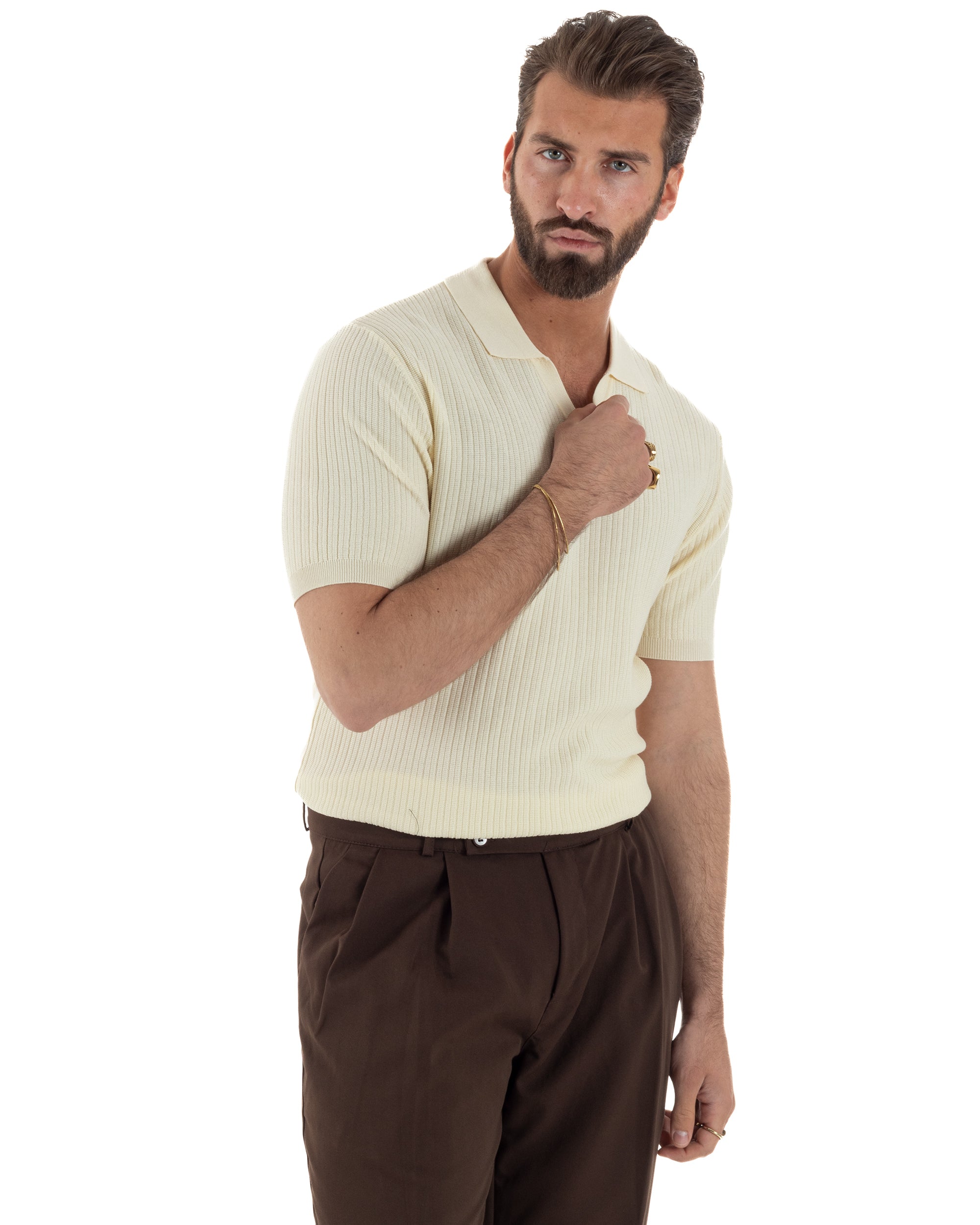 Vista frontale polo panna costine scollo v colletto aperto leggera uomo