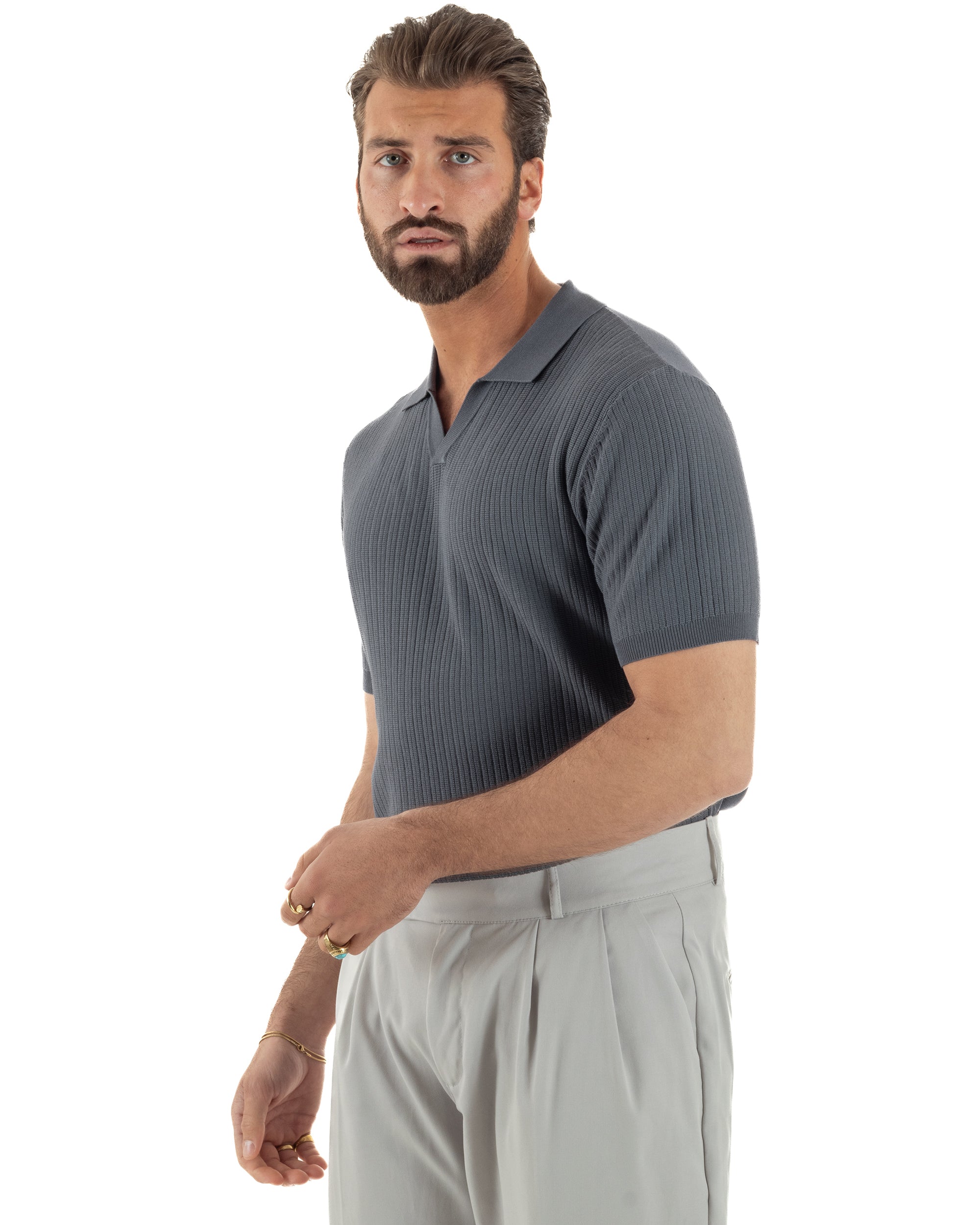 Vista laterale polo uomo piombo filo costine colletto aperto regular fit
