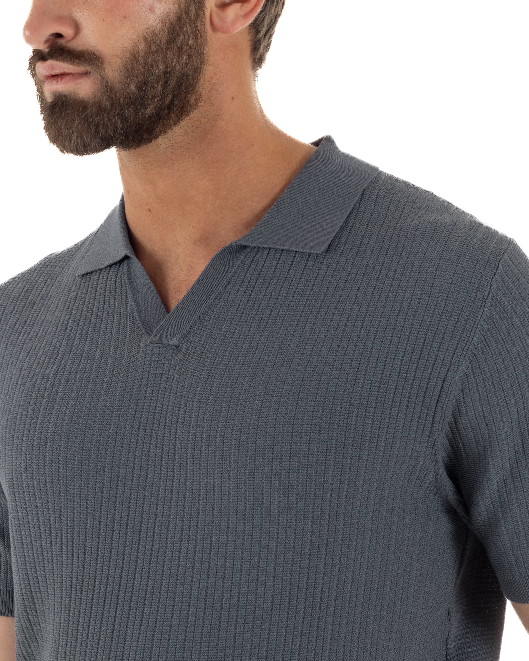 Dettaglio colletto aperto scollo v polo piombo maglia costine filo uomo
