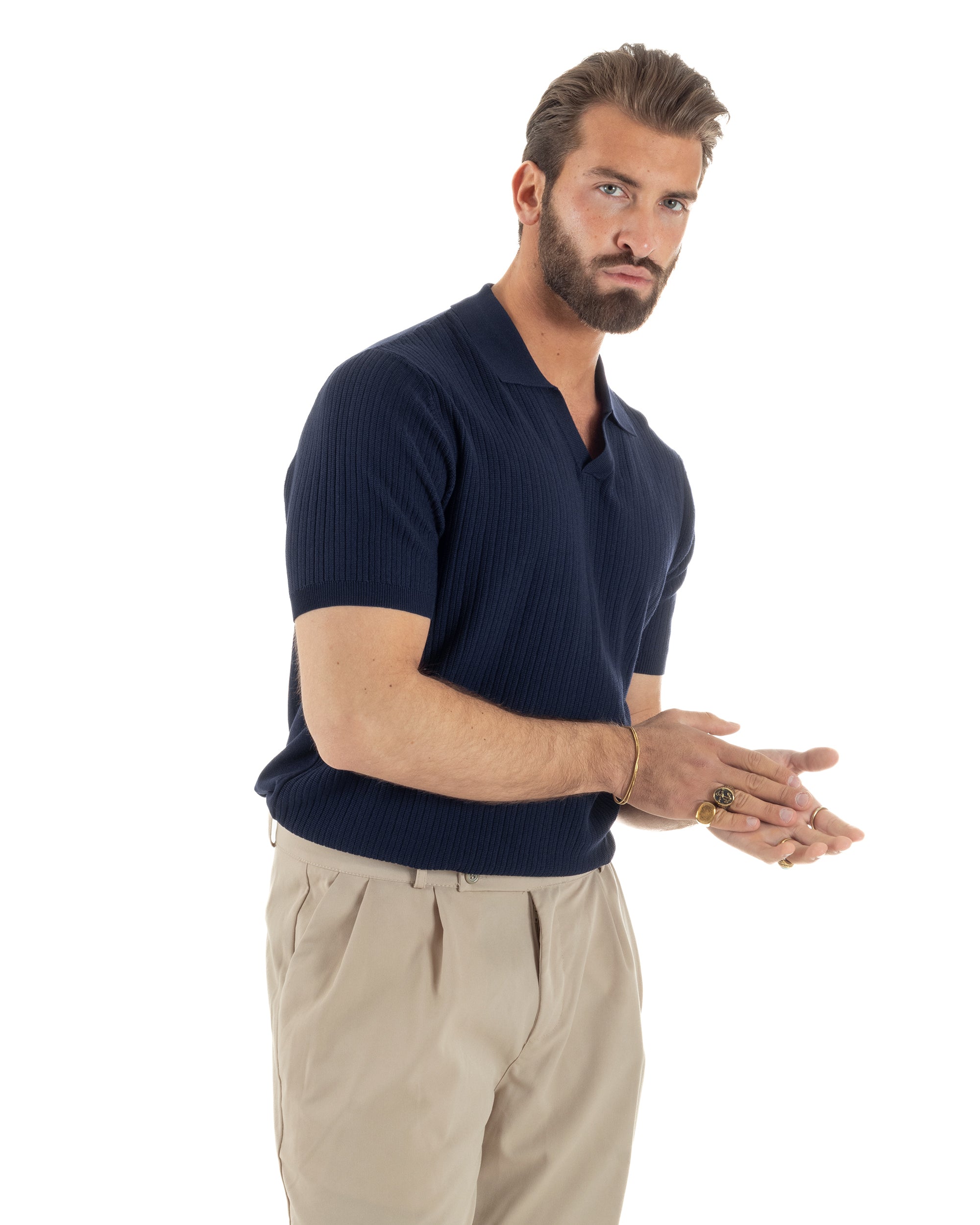 Vista laterale polo uomo blu filo costine colletto aperto regular fit