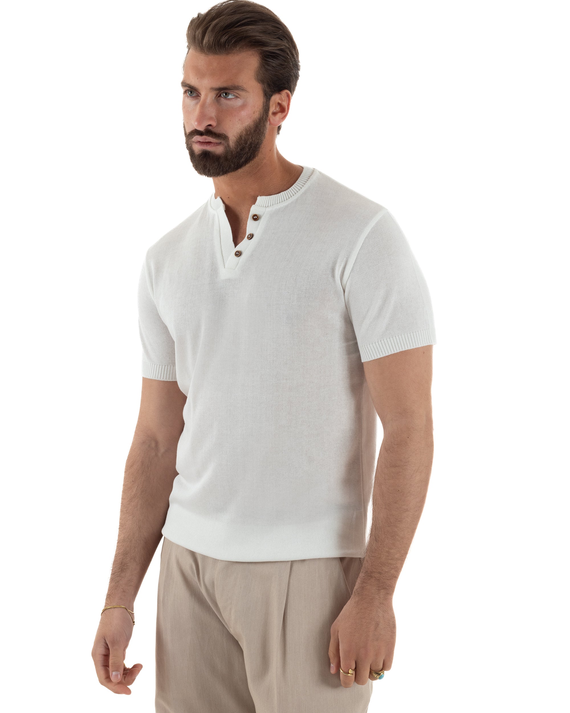 Vista laterale polo uomo bianco filo maglia colletto serafino regular fit