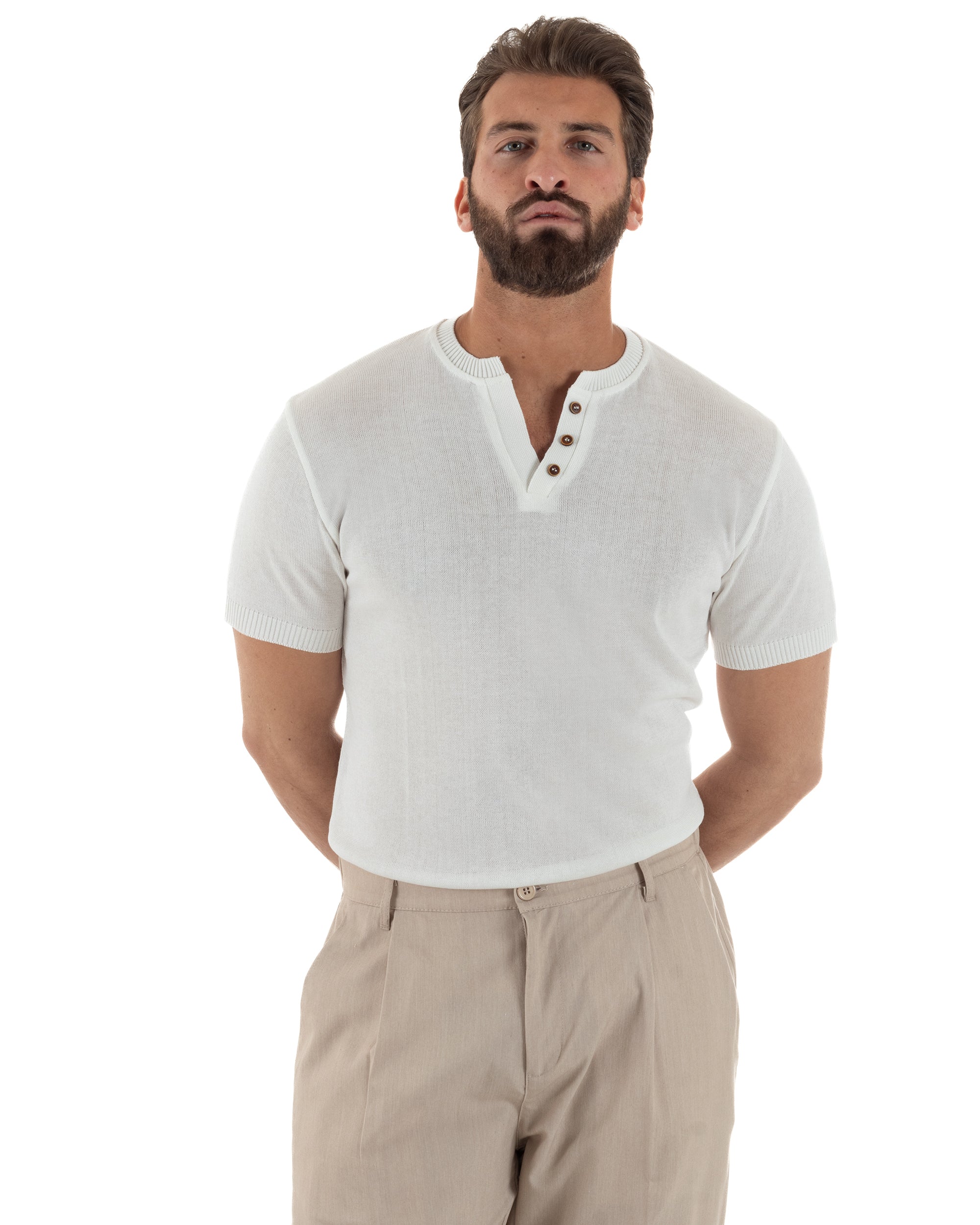 Vista frontale polo bianco colletto serafino filo maglia leggera bordi costine uomo