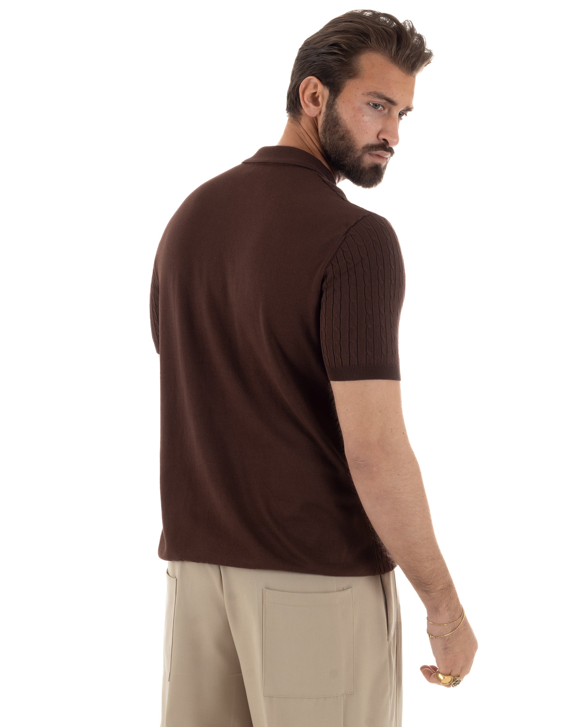 Vista posteriore polo uomo marrone filo maglia costine colletto zip regular fit