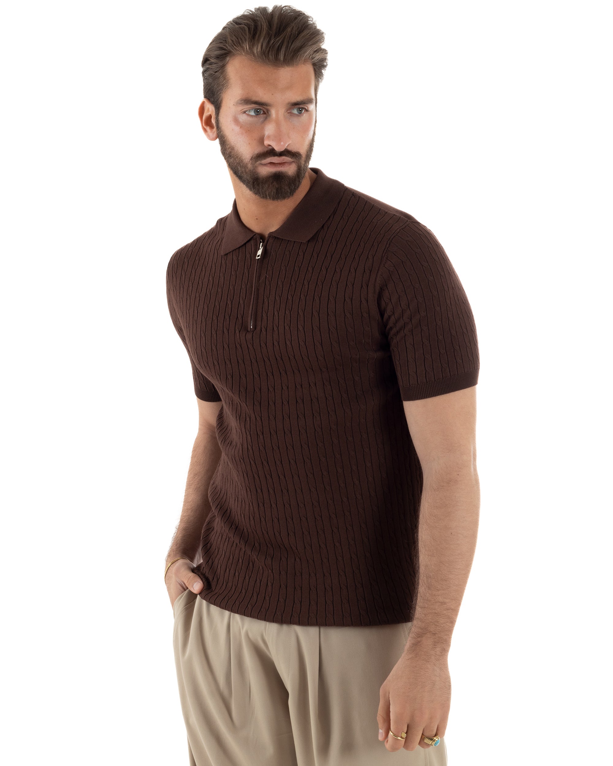 Vista laterale polo uomo marrone filo costine colletto zip regular fit