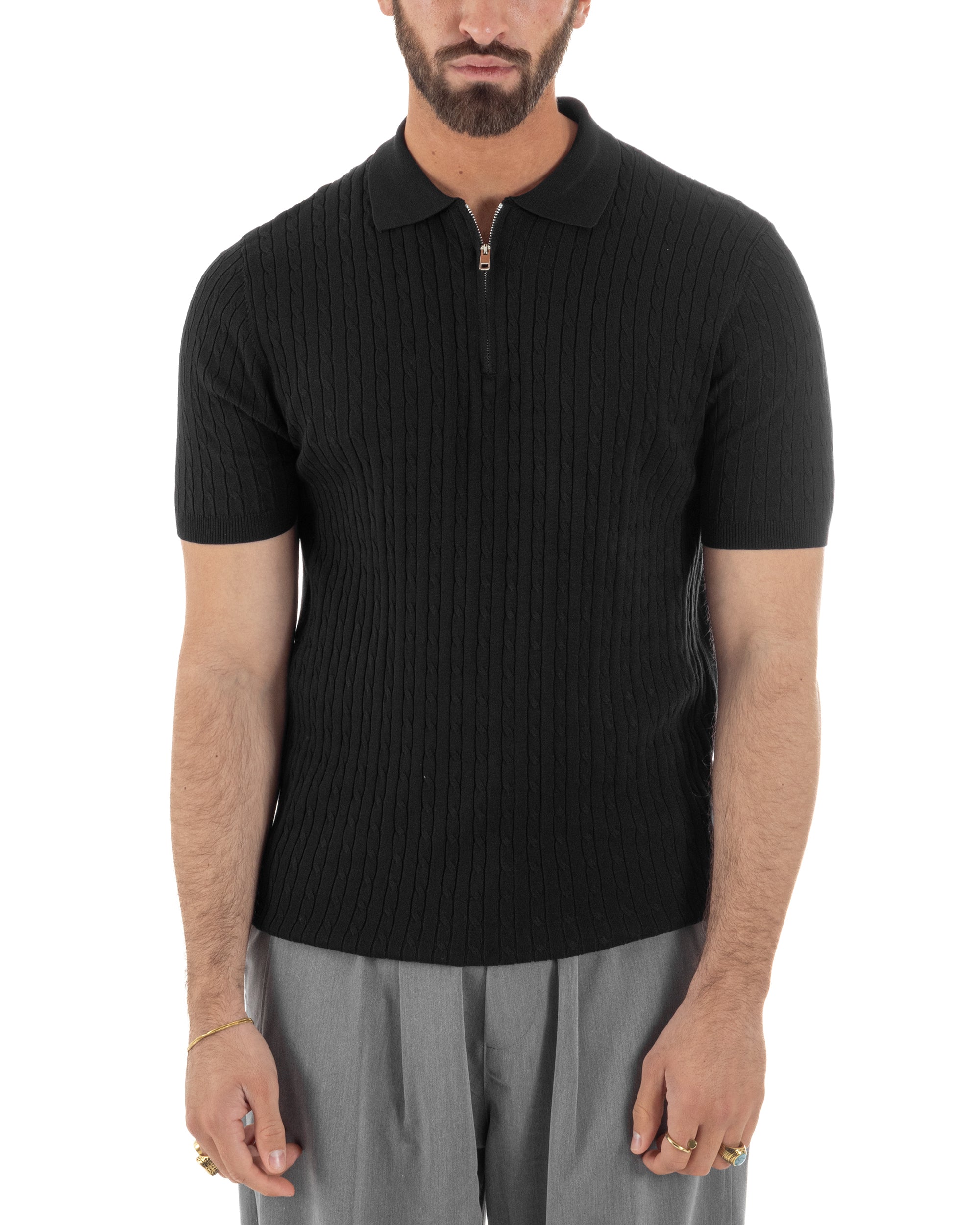 Dettaglio colletto con zip polo nero maglia costine filo leggera uomo