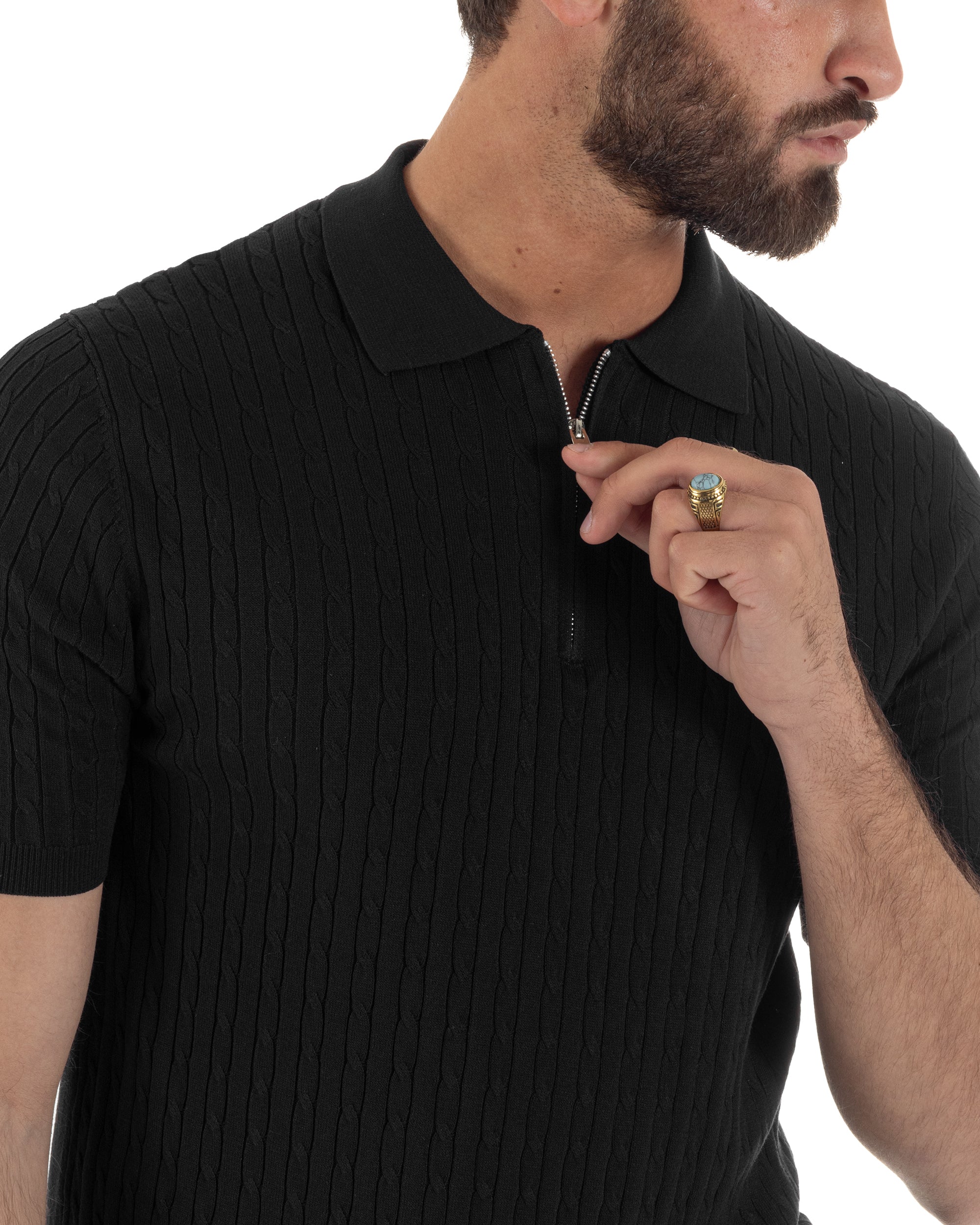 Dettaglio chiusura zip colletto polo nero filo costine sottogiacca uomo
