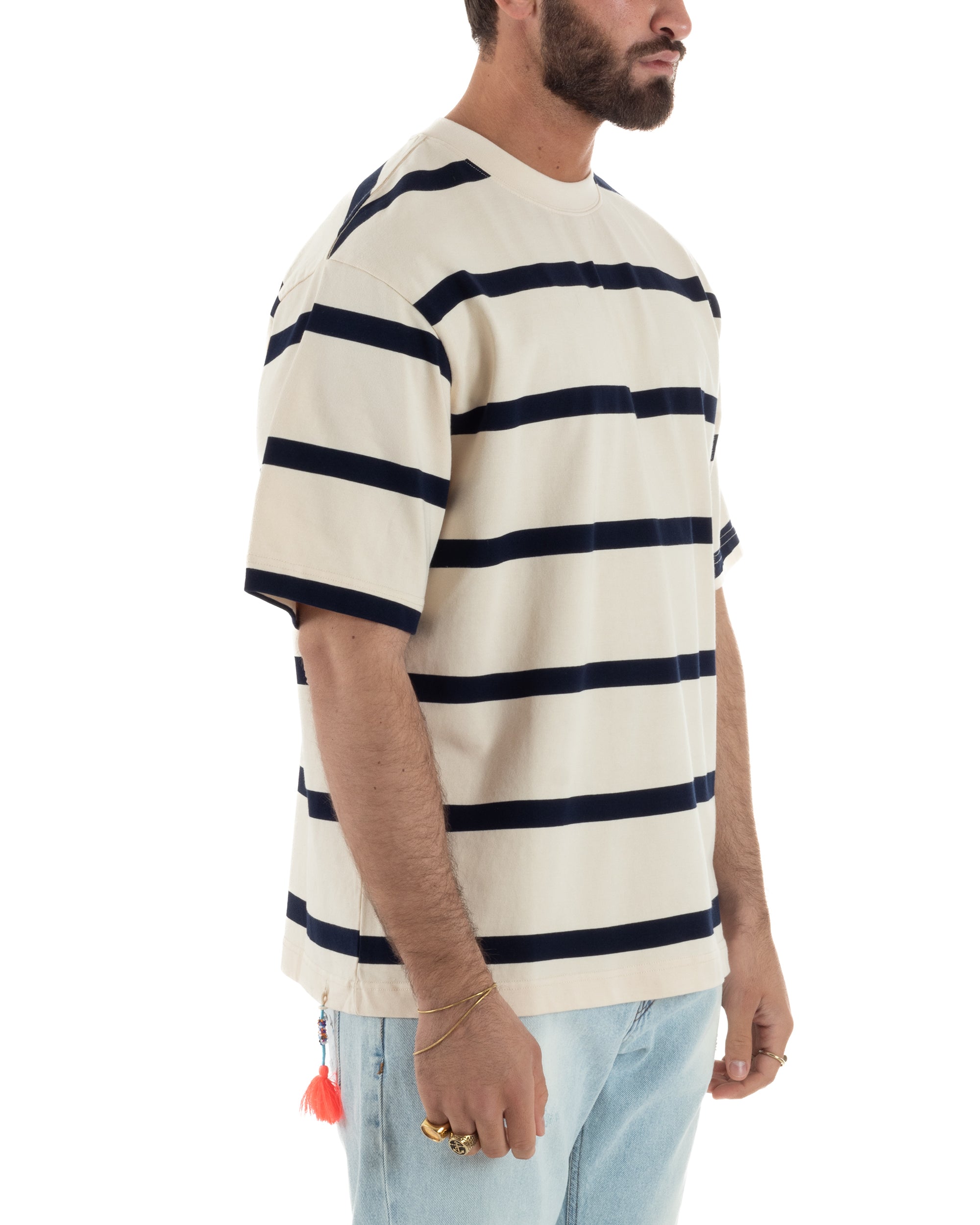 Vista laterale t-shirt boxy fit uomo righe bicolore panna blu scollo costine