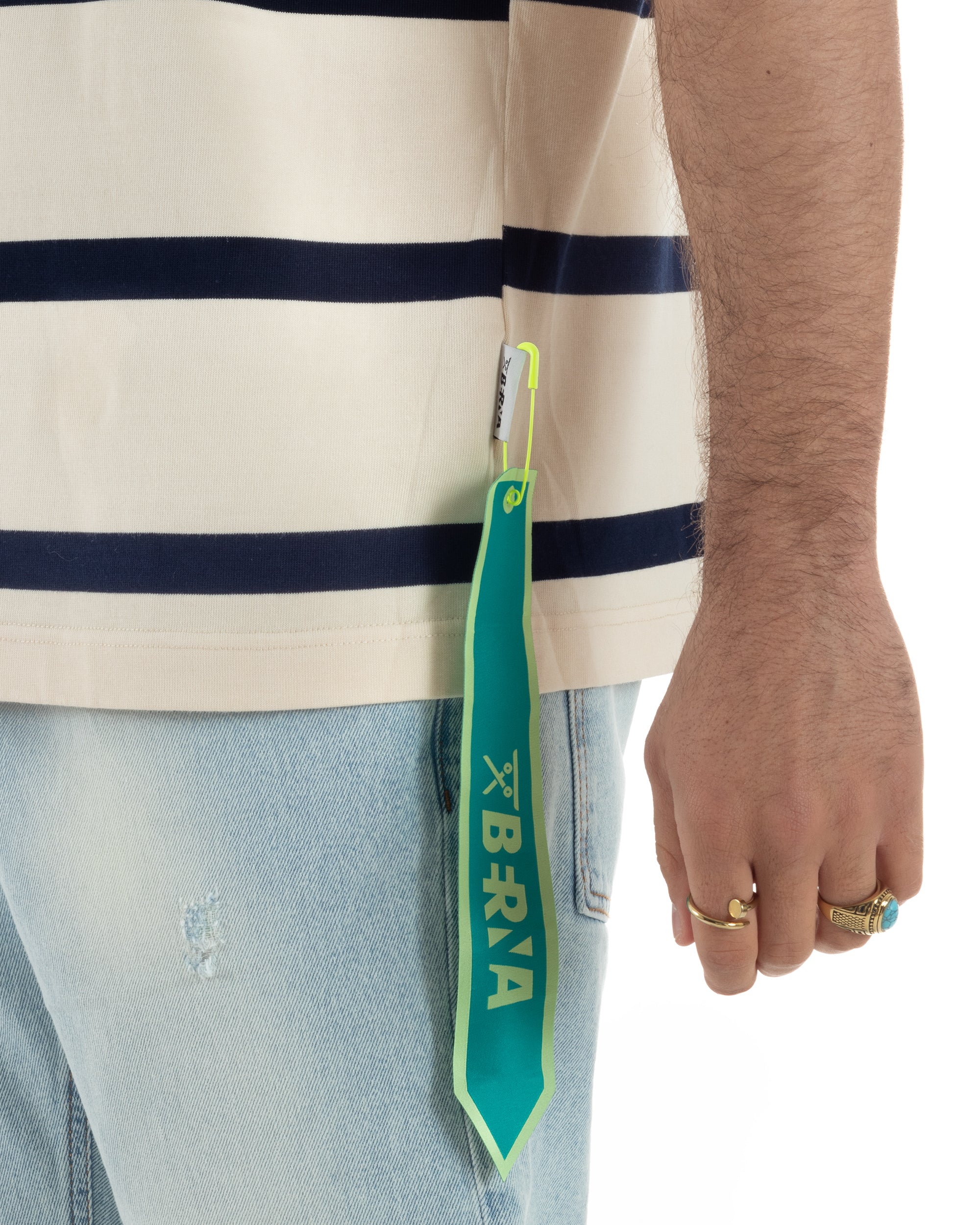 Dettaglio bandierina logo laterale fondo dritto t-shirt righe panna blu uomo