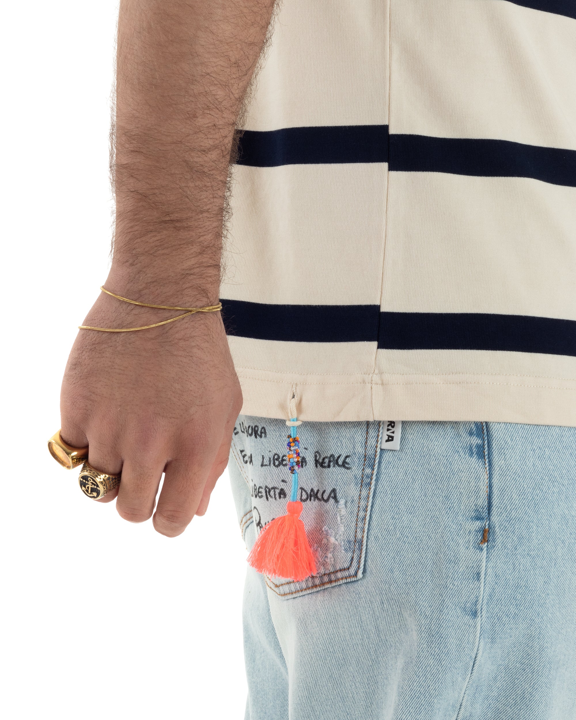 Dettaglio pendaglio decorativo retro t-shirt maxi righe boxy fit Berna uomo