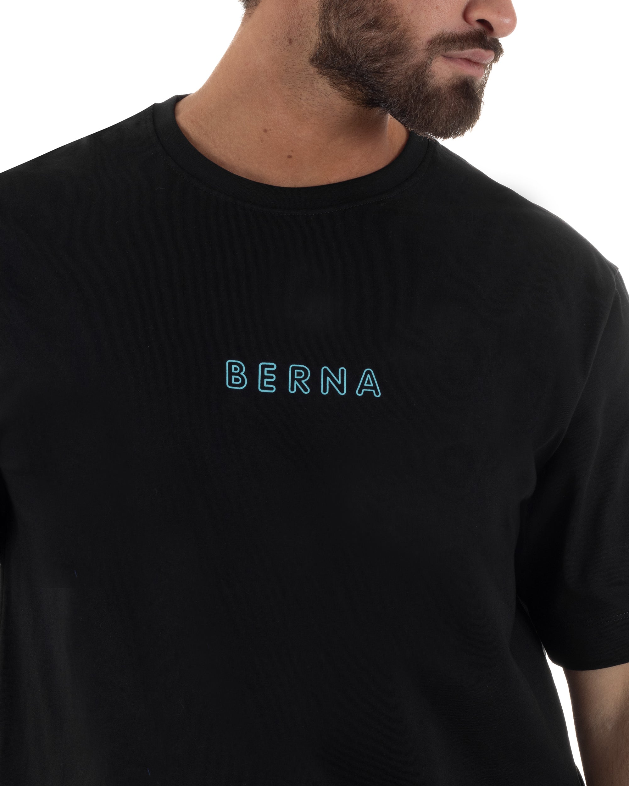 Vista frontale t-shirt nera uomo stampa logo rilievo bandierina ricamata Berna