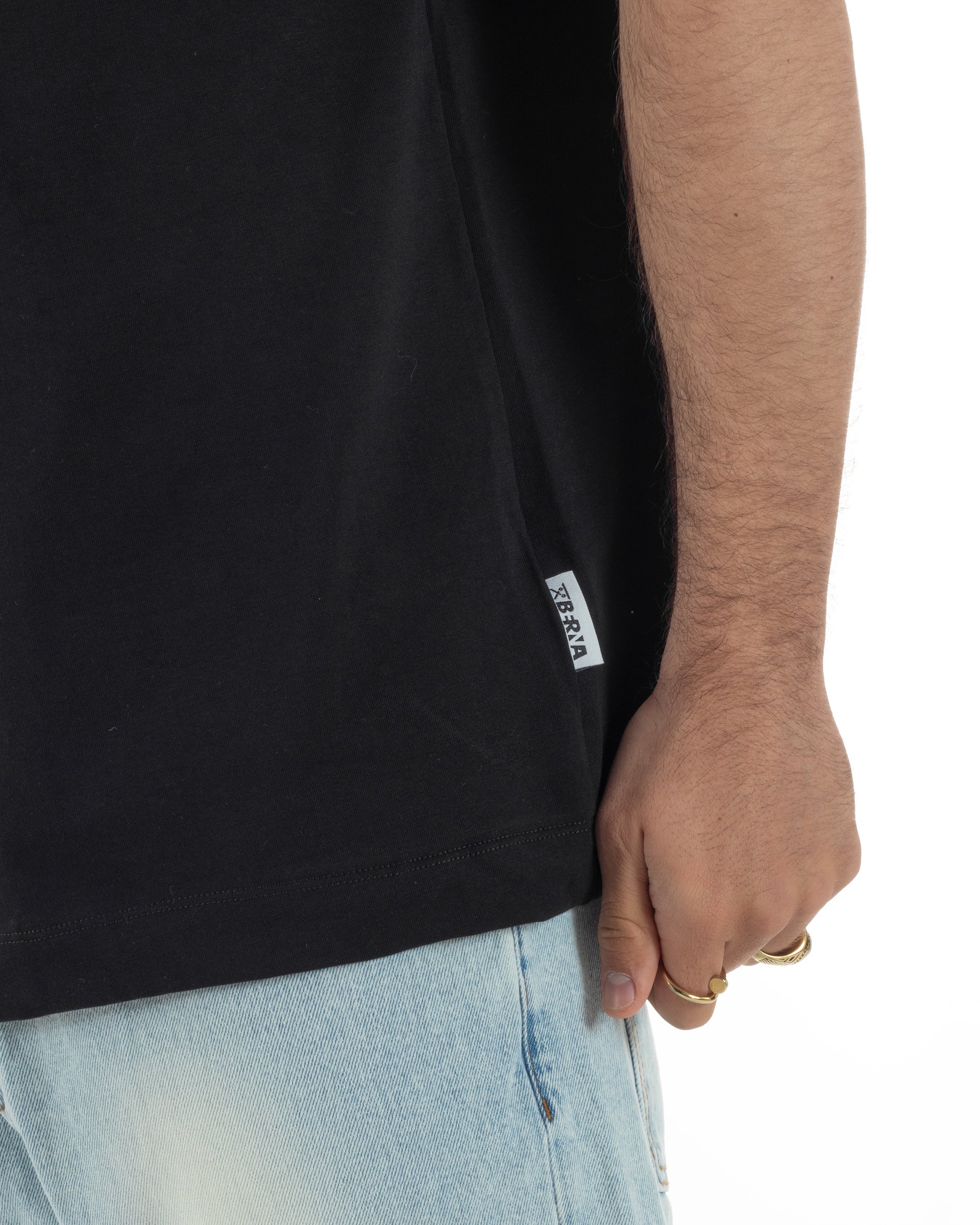 Dettaglio stampa logo rilievo fronte e bandierina ricamata laterale t-shirt nero Berna