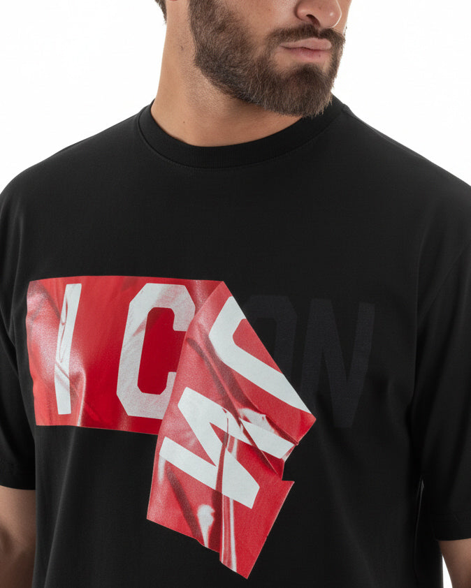 Dettaglio stampa rilievo lucido logo Icon effetto nastri sfalsati t-shirt nero uomo