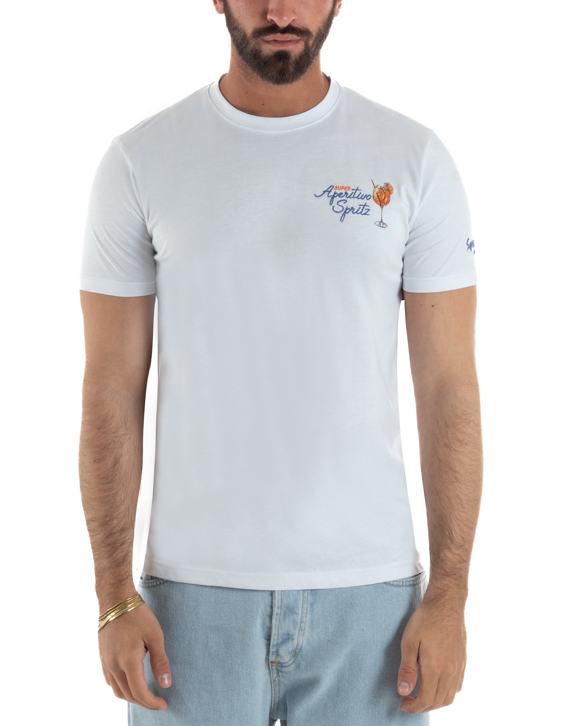 Vista frontale t-shirt bianca uomo Superculture ricamo multicolore corsivo calice spritz