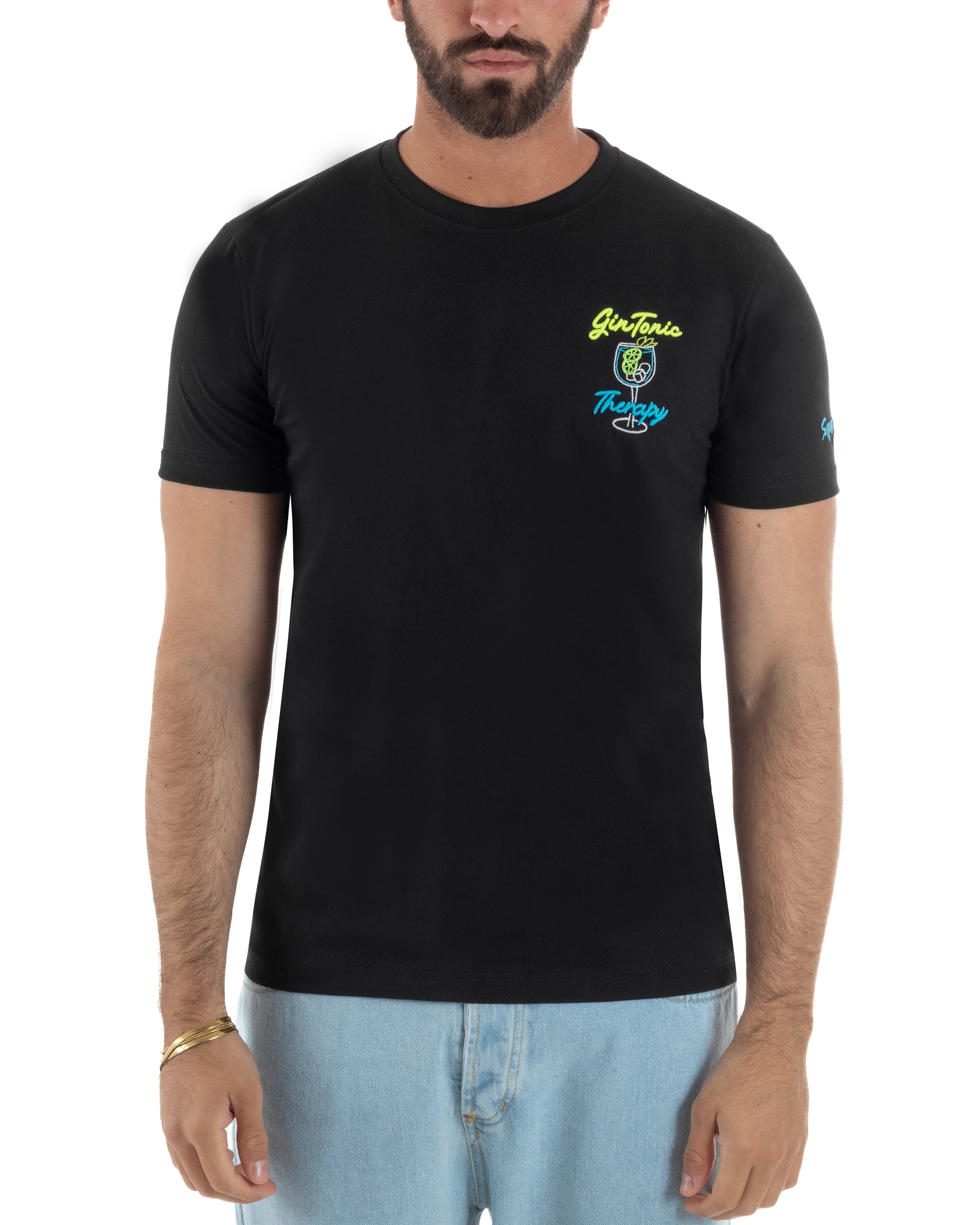 Vista frontale t-shirt nera uomo ricamo multicolore Gin Tonic filo giallo fluo turchese