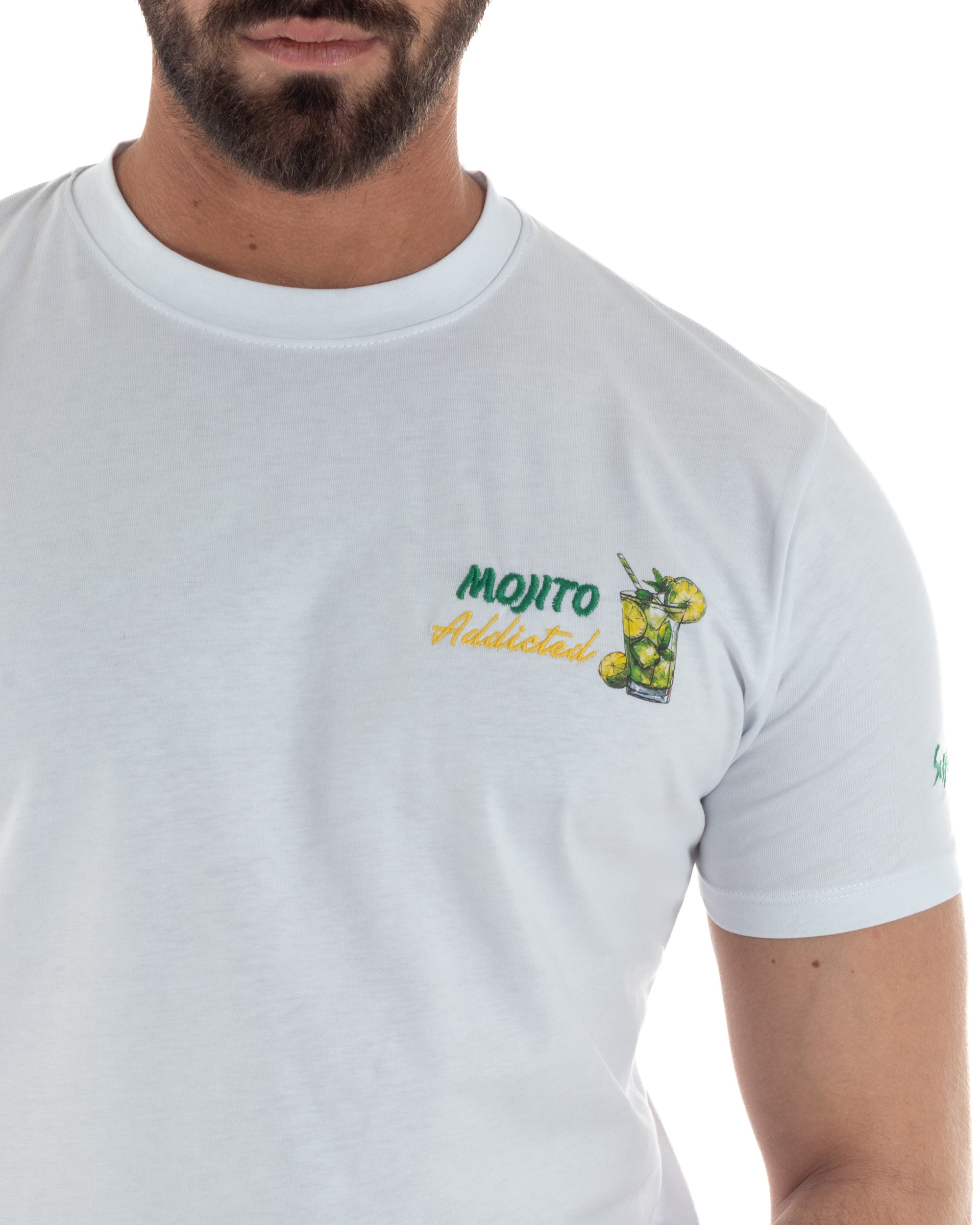 Dettaglio ricamo Mojito Addicted bicchiere ghiaccio lime menta filo verde giallo uomo