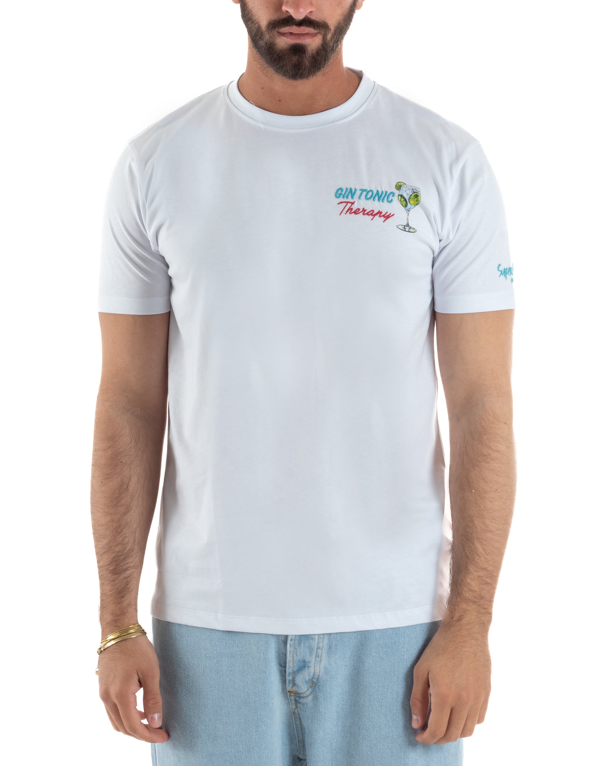 Vista frontale t-shirt bianca uomo ricamo bold Gin Tonic filo turchese Therapy corsivo rosso