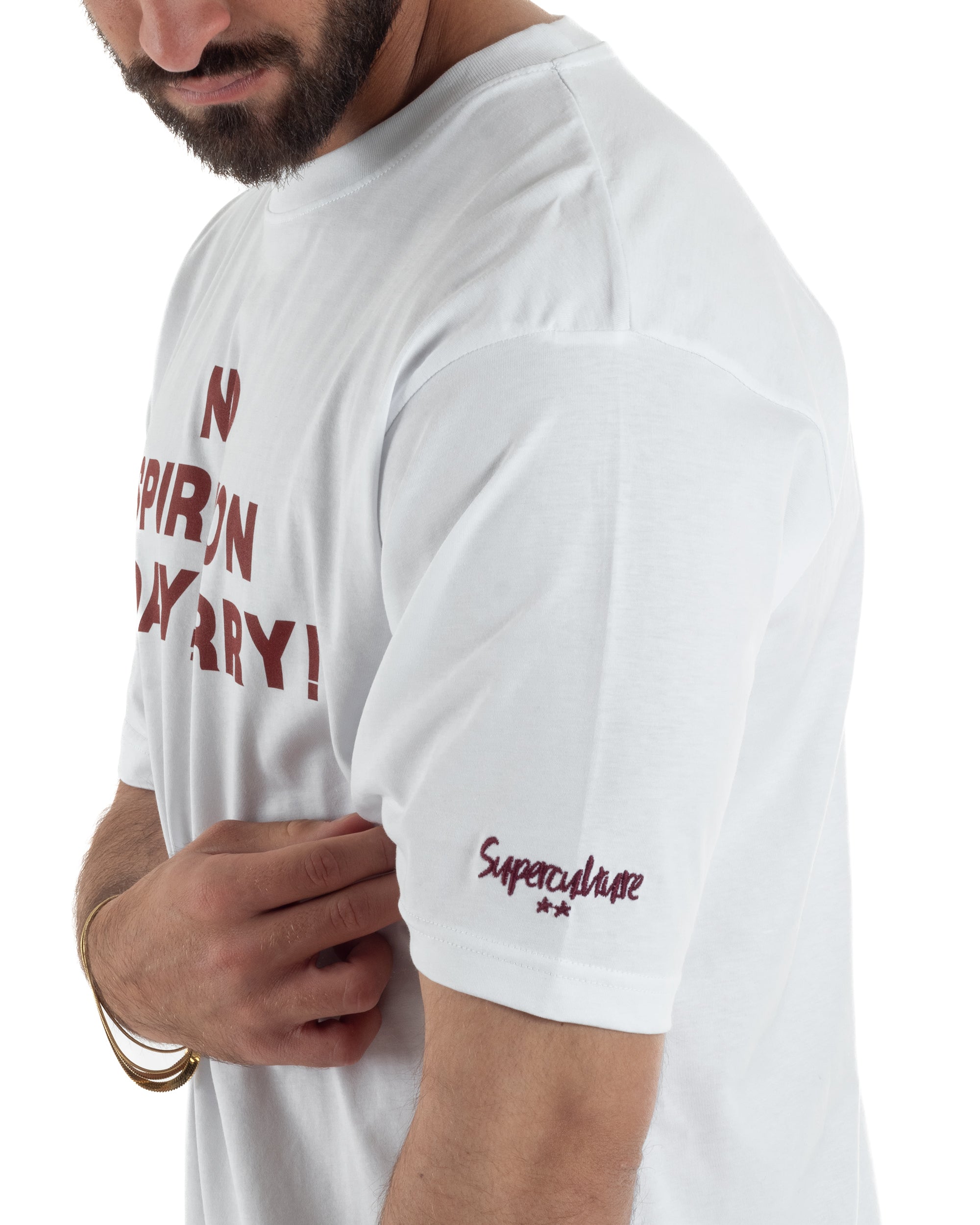 Dettaglio logo Superculture ricamato corsivo manica sinistra due stelle t-shirt bianco
