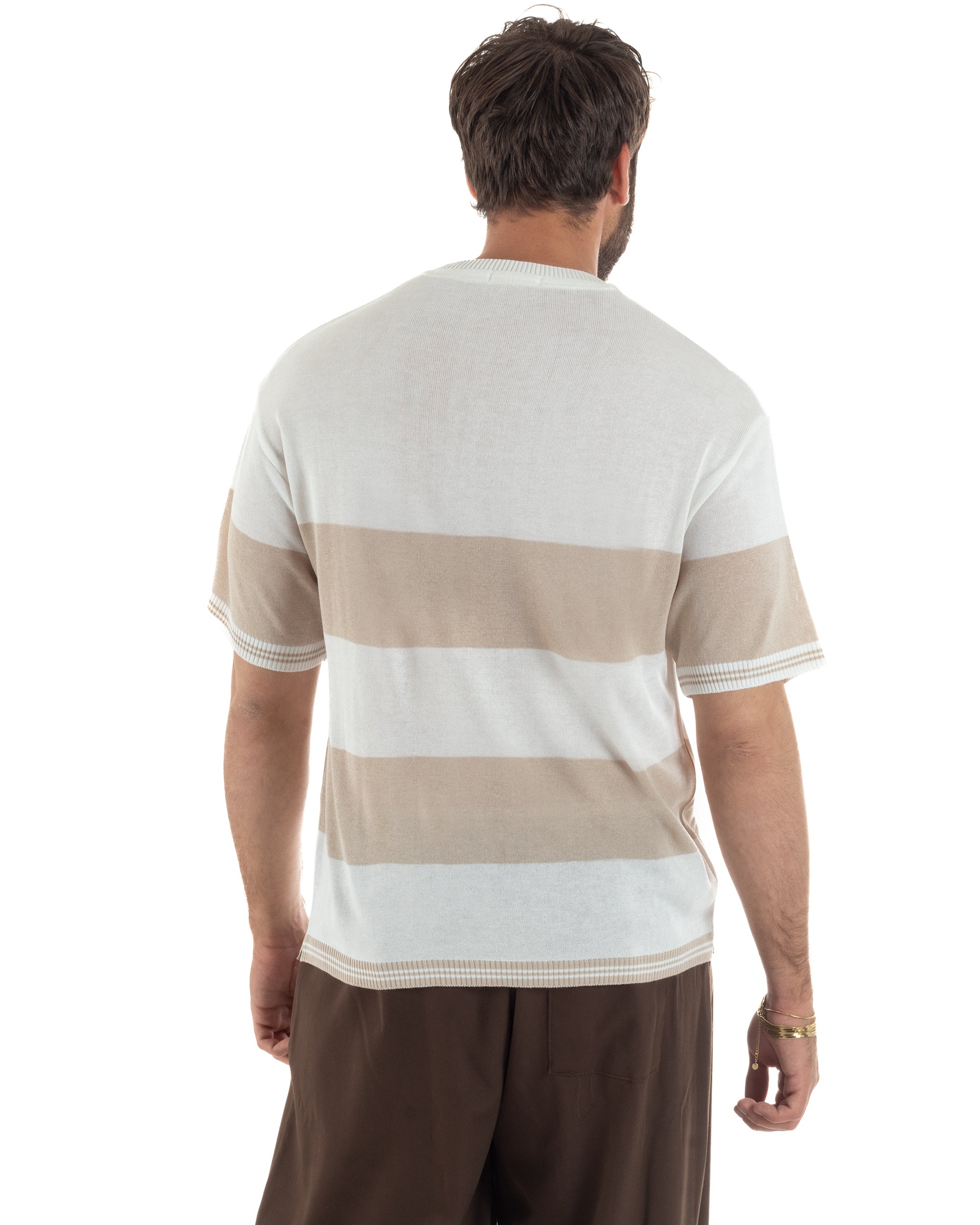 Vista posteriore t-shirt uomo panna beige rigata filo maglia leggera spacco laterale