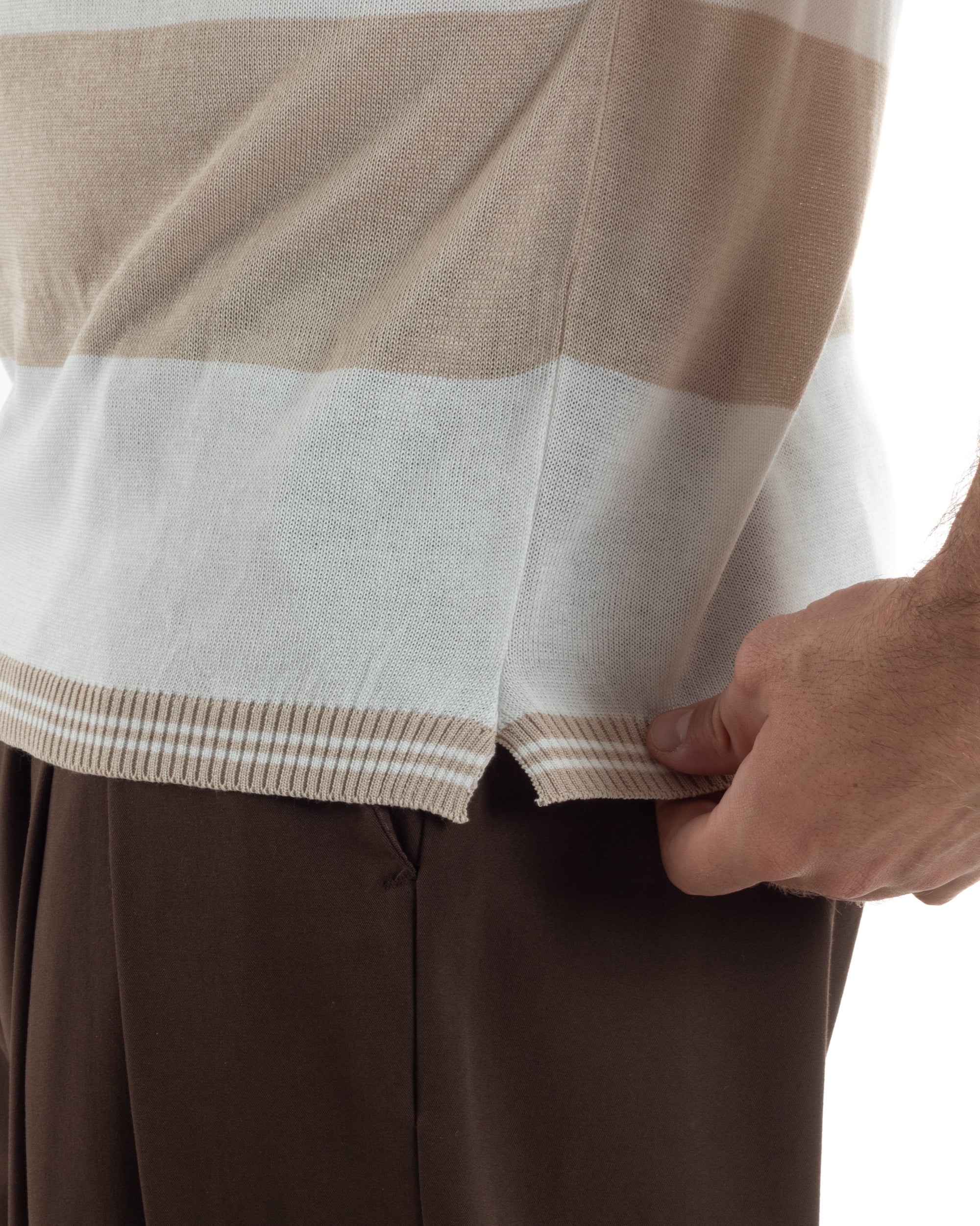 Dettaglio bordi costine polsini righe sottili bicolore t-shirt filo panna beige uomo