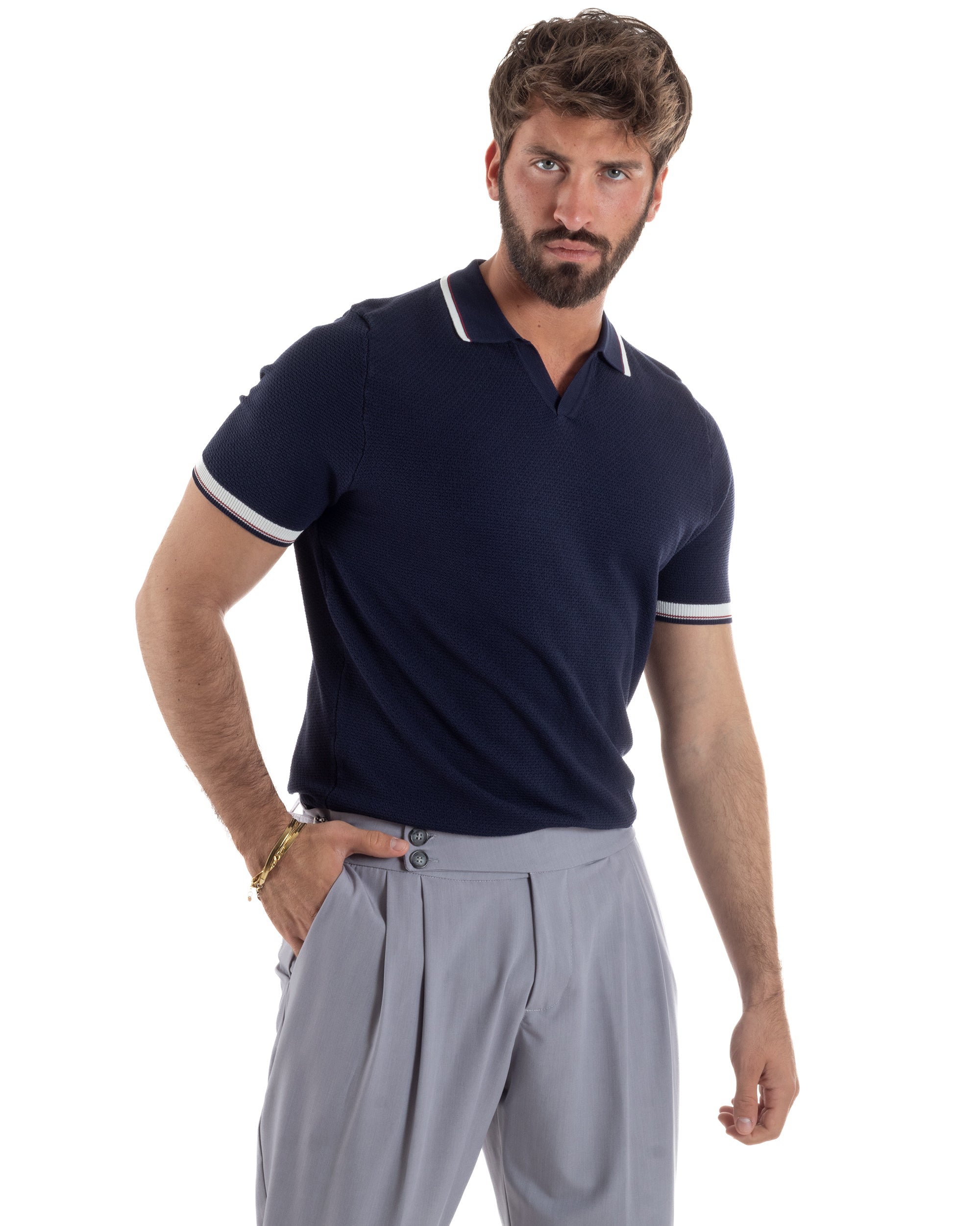 Vista laterale polo uomo blu filo maglia traforata colletto aperto profili rigati regular fit