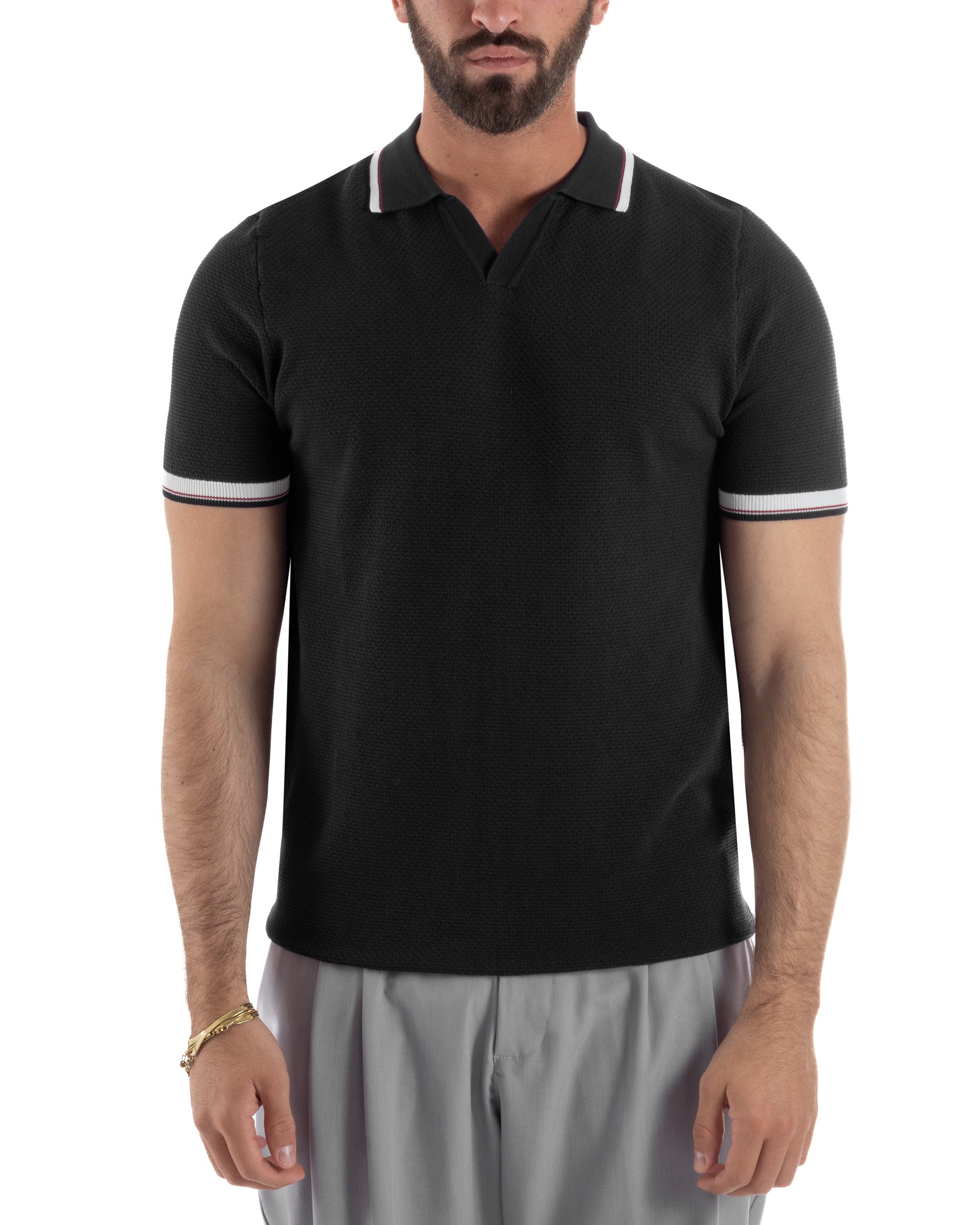 Vista frontale polo nera uomo maglia lavorata colletto aperto scollo v righe contrasto viscosa