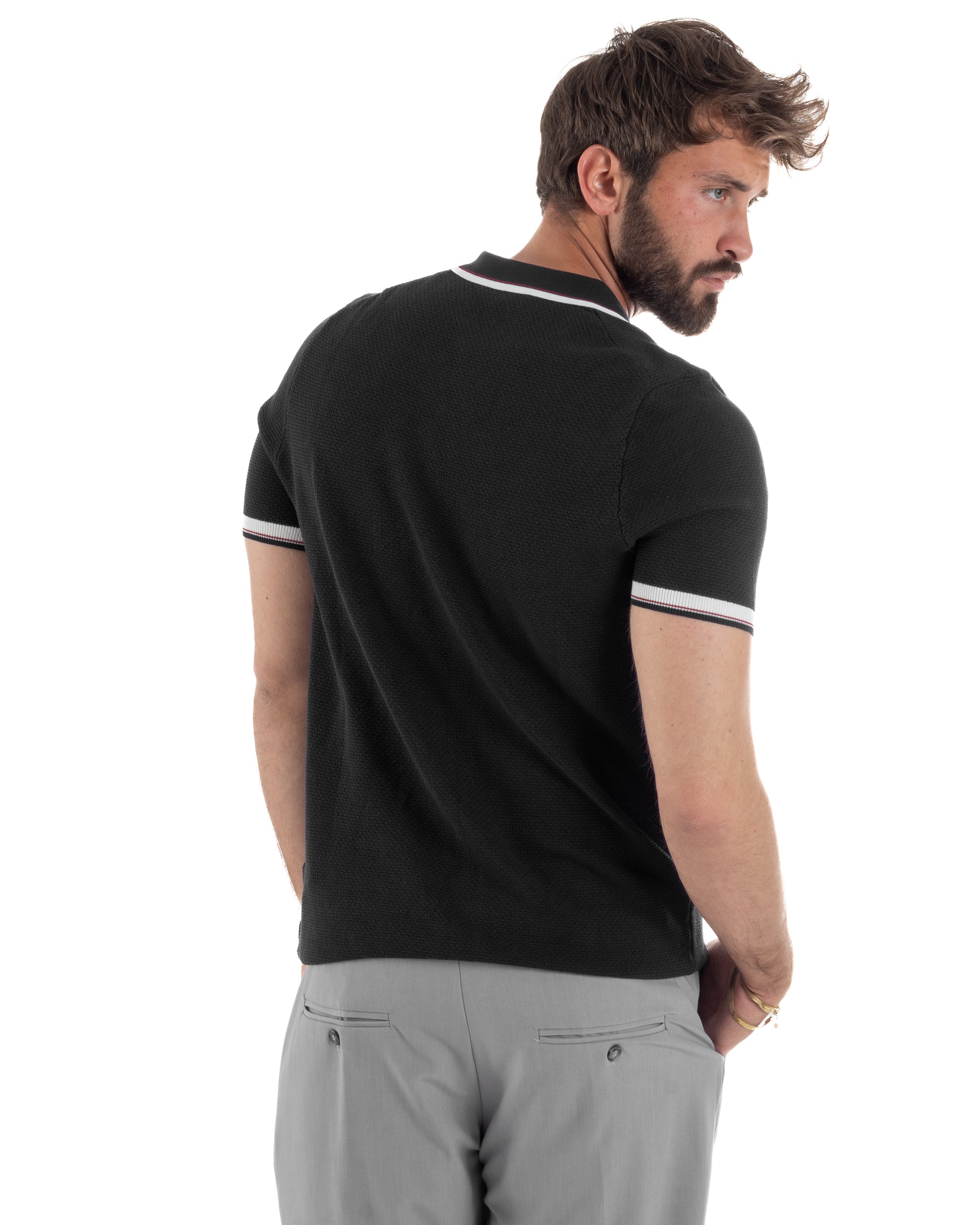 Vista posteriore polo uomo nero filo maglia lavorata profili rigati contrasto regular fit