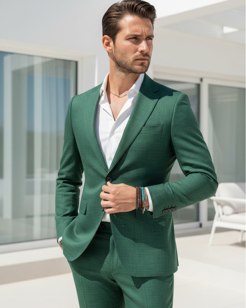 Uomo indossa completo verde melangiato giacca monopetto e pantaloni